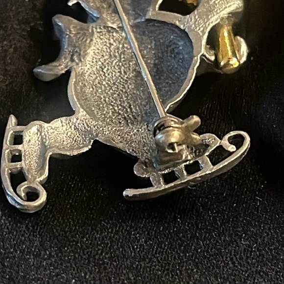 Cute snowman skating with broomstick frosty Christmas brooch - Picture 7 of 9